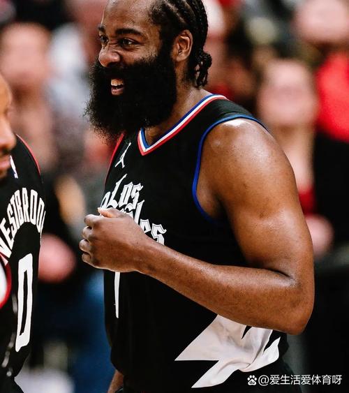 姆巴佩晒手拿全场MVP奖杯和比赛用球照片：团结一致✊🏽（姆巴佩晒照：手捧全场最佳奖杯与比赛用球，团结一心✊🏽）