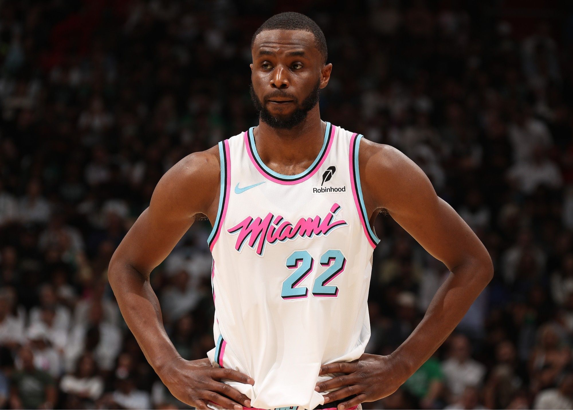 齐达内与蒯纪闻共同现身上海交大出席活动，现场教学马赛回旋（齐达内携手蒯纪闻亮相上海交大，现场示范马赛回旋）