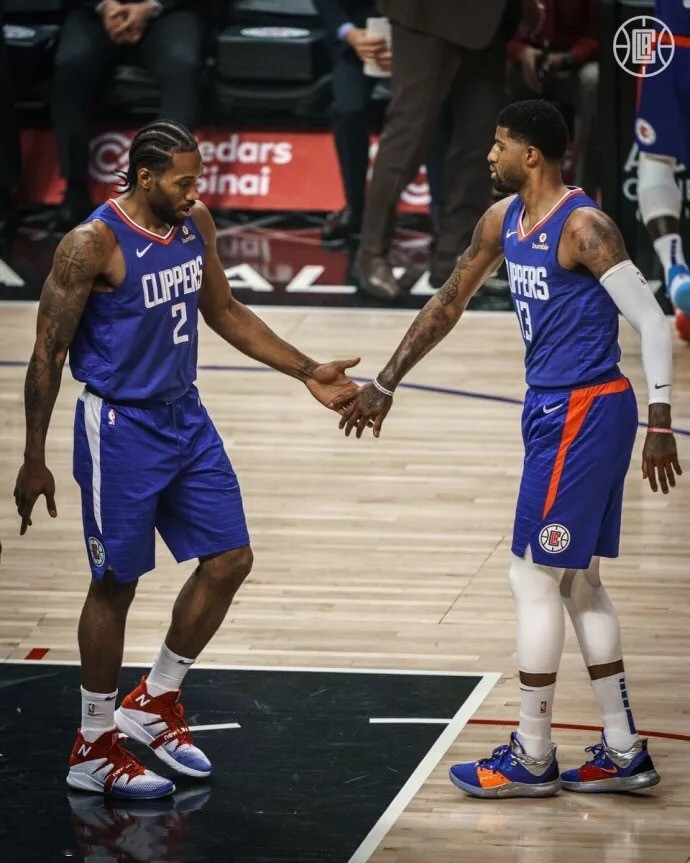 球星突破防线送出助攻（球星强突防线奉献助攻）