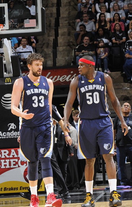 凯尔特人小球迷和远道而来的瑞士年轻人球迷互动（凯尔特人小球迷与来访瑞士青年球迷亲切互动）