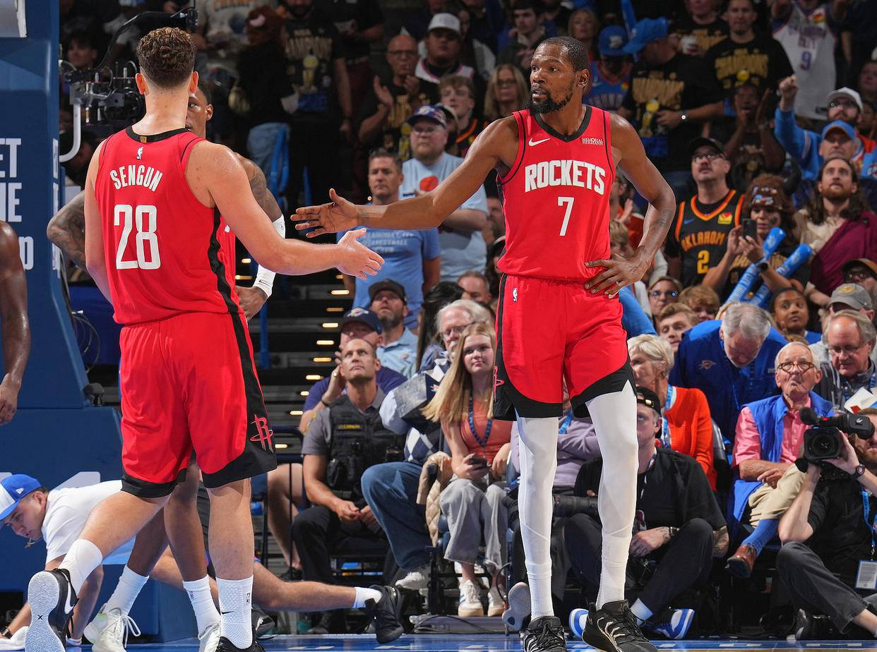 记者：对阵塞尔塔前阿隆索给全队放假两天，这让管理层不解（记者称阿隆索战塞尔塔前给全队放两天假，管理层难以理解）