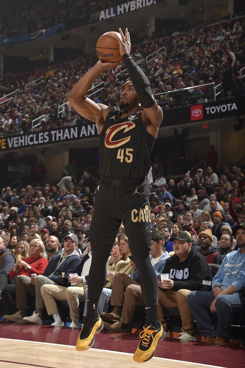 欧文突破防守连续得分（欧文强突防线连连得手）