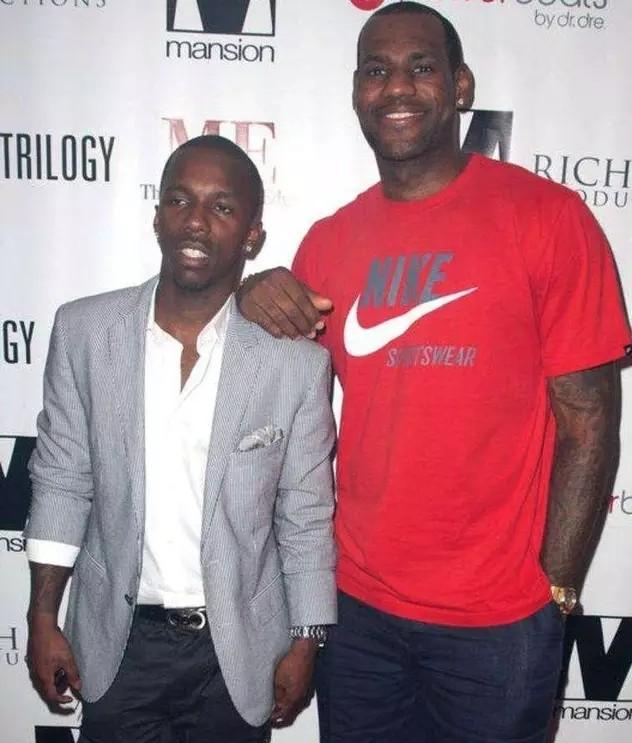 西甲：皇马客场2-2战平比利亚雷亚尔（西甲联赛：皇马客战比利亚雷亚尔2-2收场）