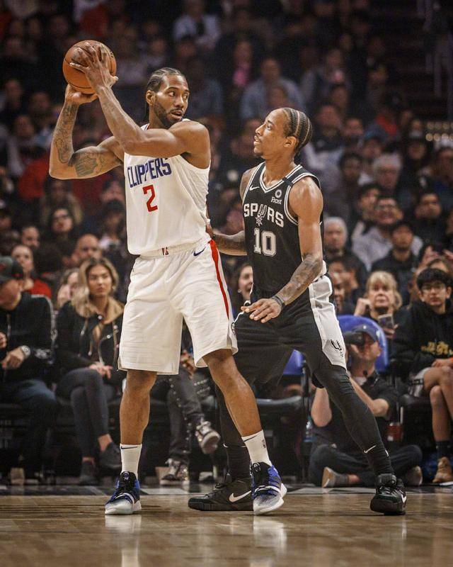 上海海港实现三连冠，申花亚军，梅州客队降级，亚冠表现不佳，山东泰山机会最大。（上海海港豪取三连冠，申花屈居亚军，梅州客队降级；亚冠低迷，山东泰山最有希望）