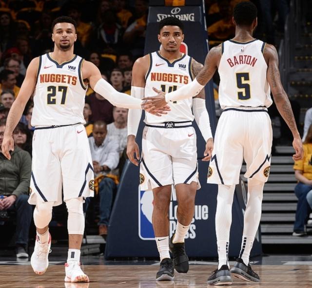 欧冠赛前穆里尼奥与两名昔日弟子重逢，并亲吻了斯内德的光头（欧冠前夜，穆里尼奥与两位旧将重逢，亲吻斯内德光头成看点）