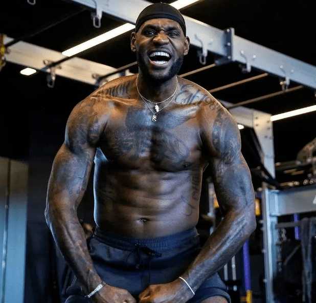 记者：阿什拉夫决定不进行手术治疗，他想参加非洲杯揭幕战（记者：阿什拉夫决定暂不手术，盼出战非洲杯揭幕战）