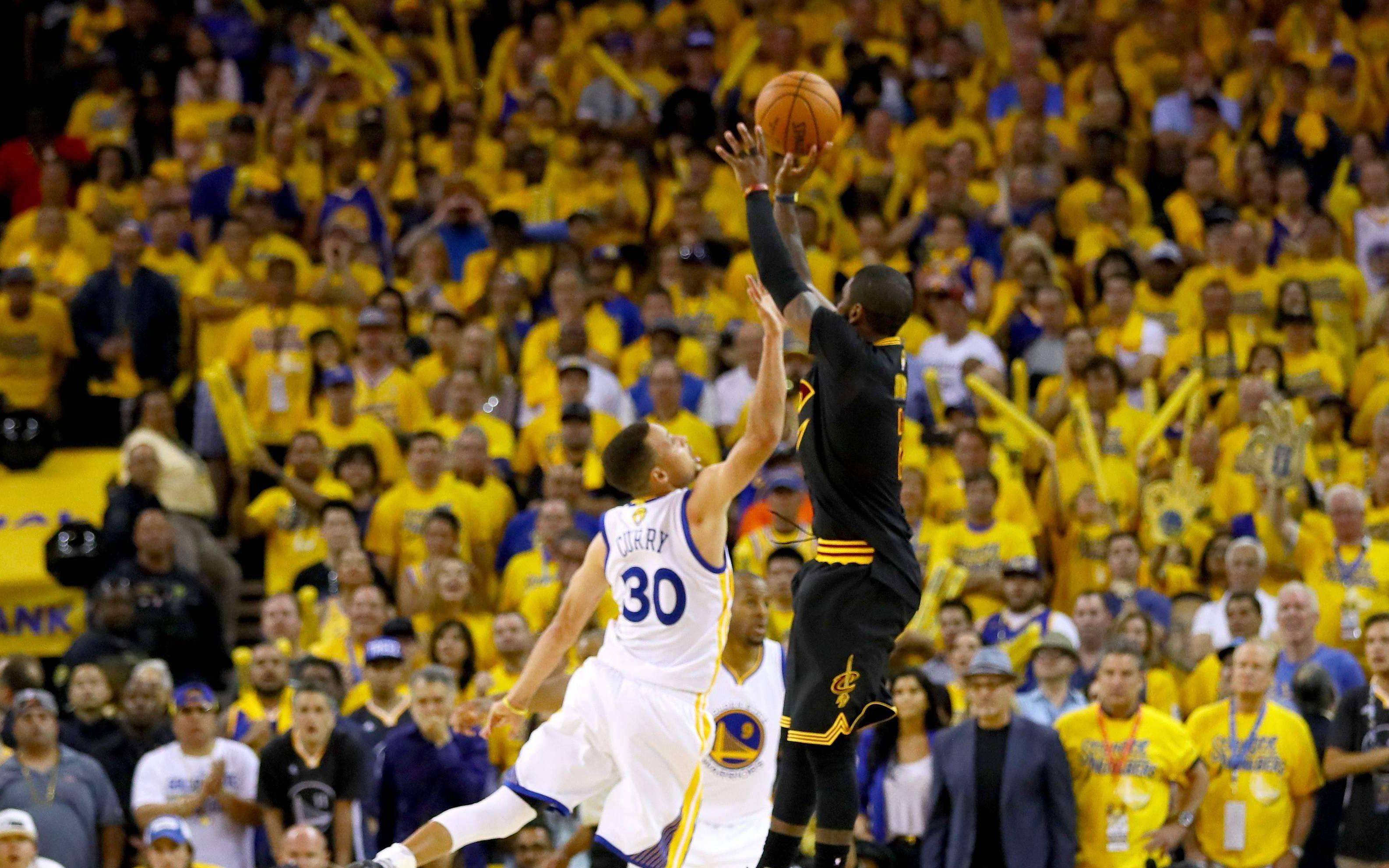 米利亚倒地后被布坎南用球近距离轰了一脚，骂布坎南后遭直红（米利亚倒地遭布坎南近距离用球猛射，辱骂对手后被直接红牌罚下）